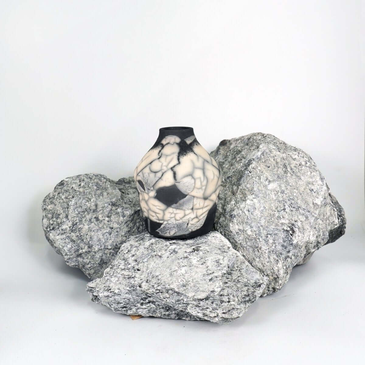Inaka Ceramic Raku Pottery Vase - RAAQUU